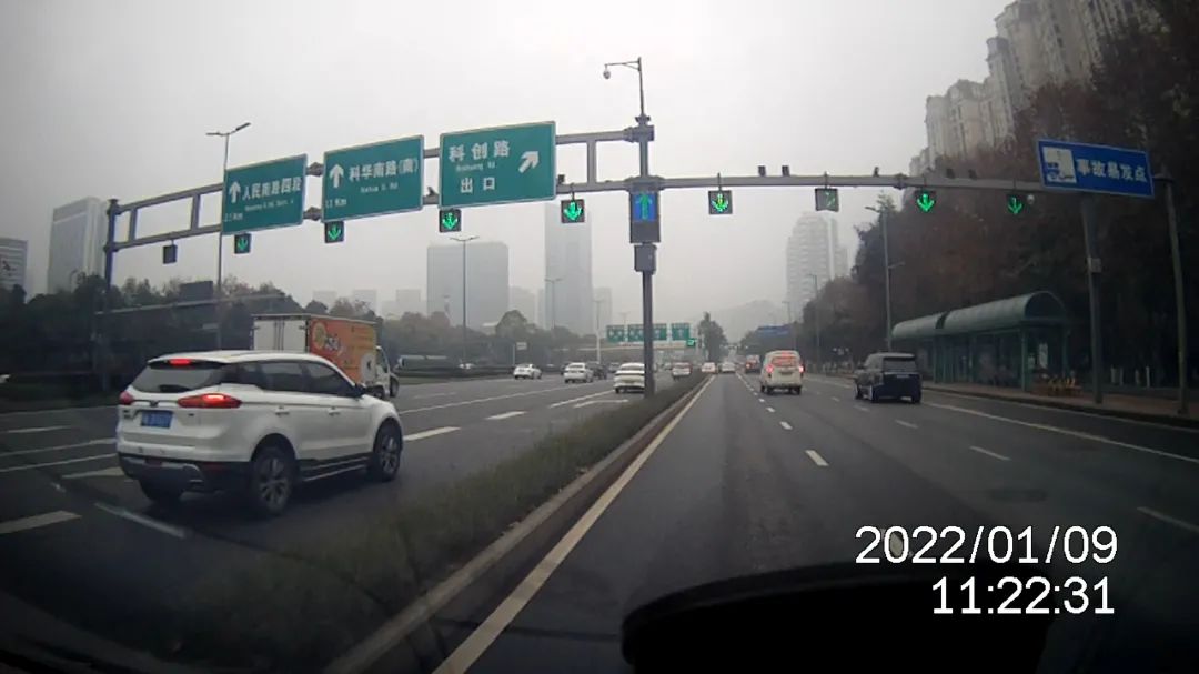 1.过琉璃立交后进入辅道(川大望江)指示(绿底).jpg 图片