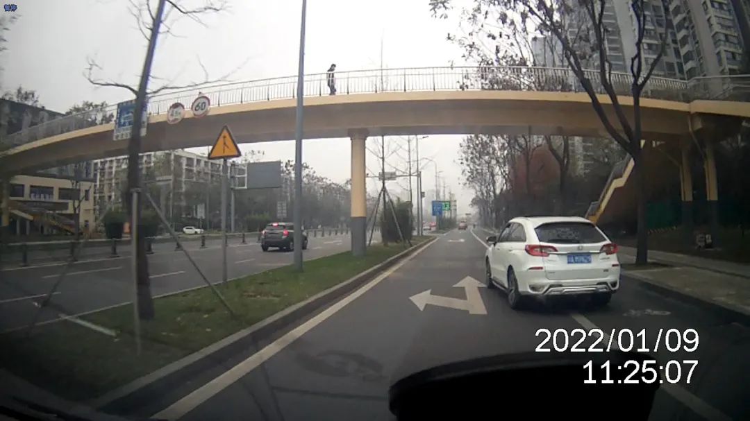 32大运村直行指示.jpg 图片