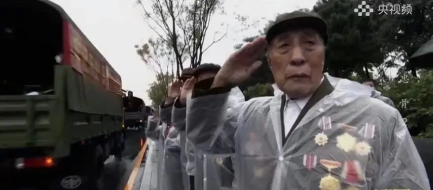 学习观看抗美援朝中牺牲烈士们的纪录片《忠骨》