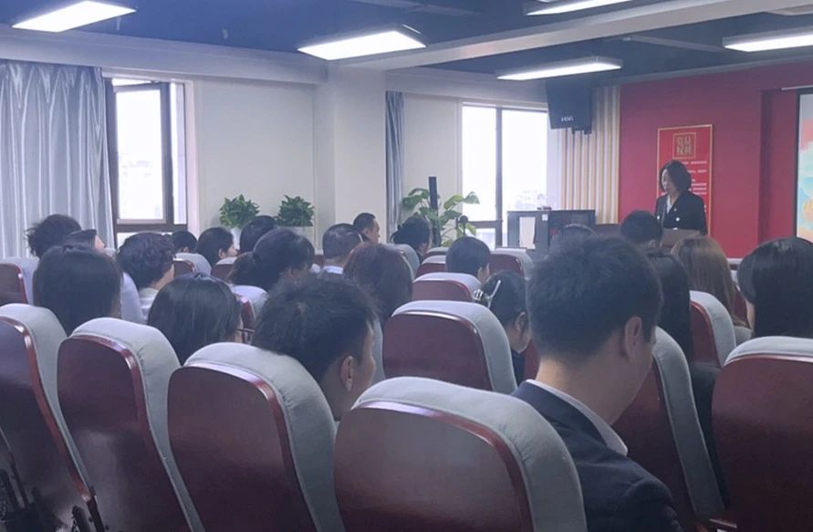 牢固树立“依法纳税”的理念，加强内部个税普法宣传